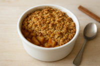 Ramequin individuel de crumble aux pommes allégé avec topping à l'avoine, doré et croustillant