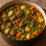Navarin d'agneau printanier dans une cocotte en fonte, légumes nouveaux et herbes fraîches