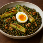 Salade tiède de lentilles du Puy avec poireaux rôtis, noix toastées et œuf mollet ouvert